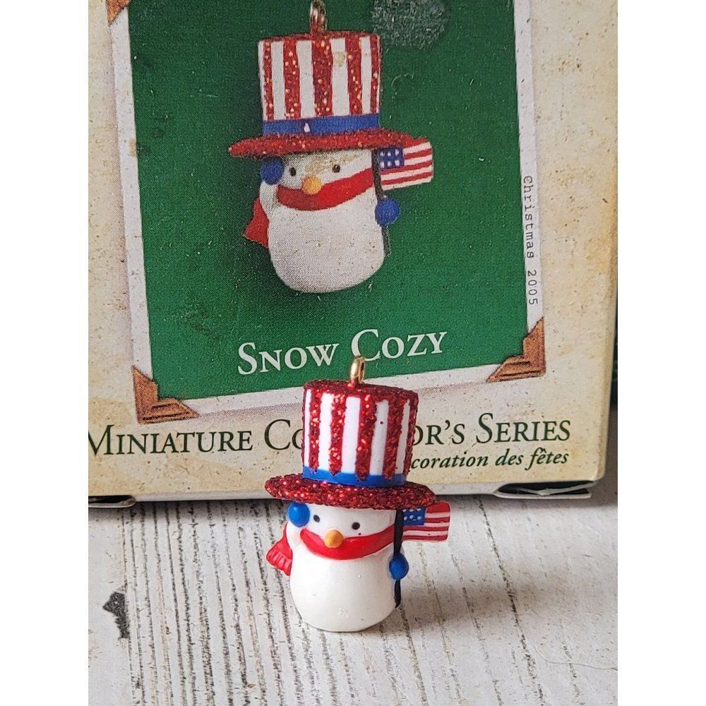 Hallmark snow cozy 2005 ornament Xmas mini July 4th